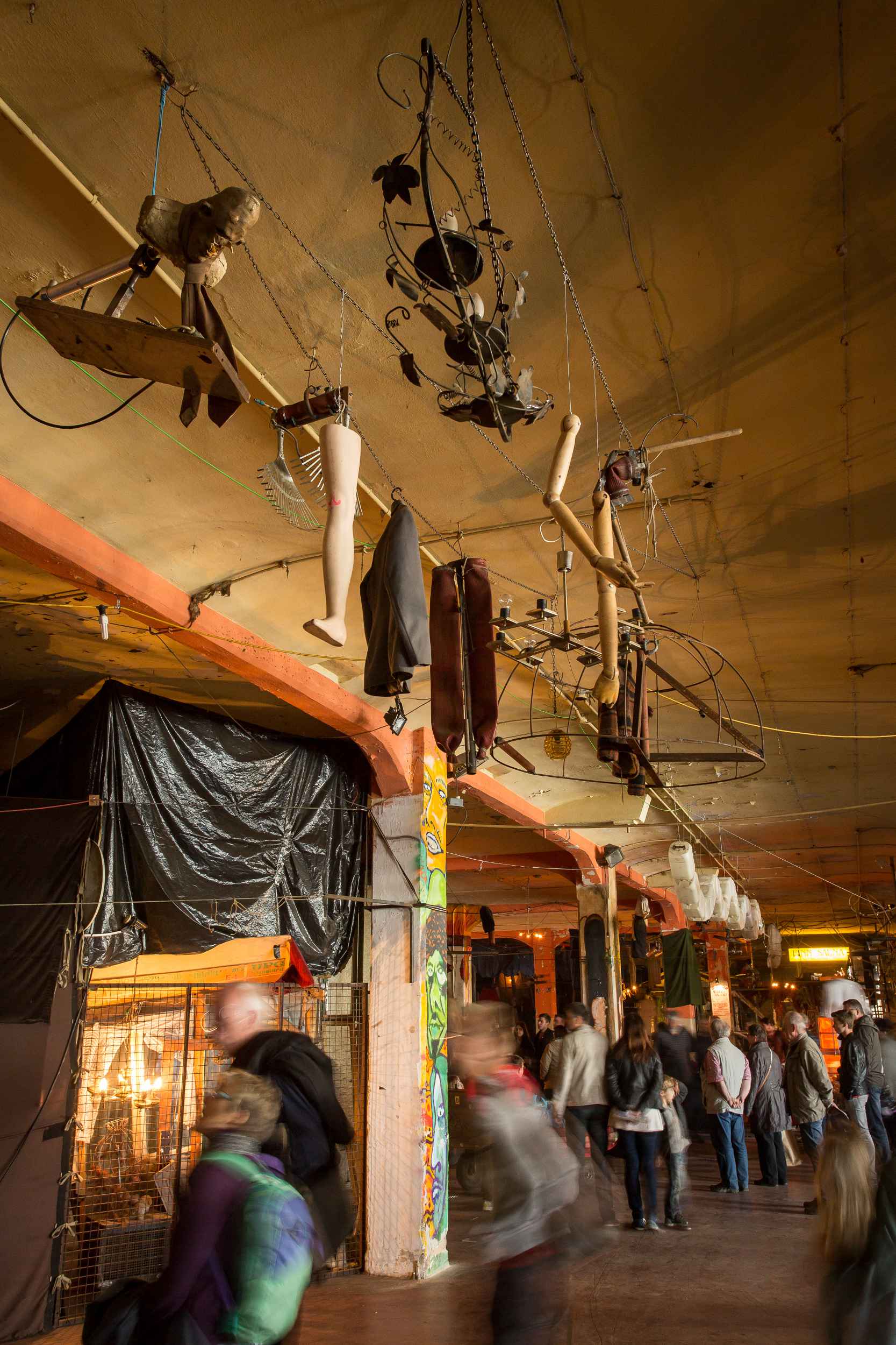 An der Decke von Bimbotown hängen zahlreiche Figuren, die von Jim Whiting gefertigt wurden.