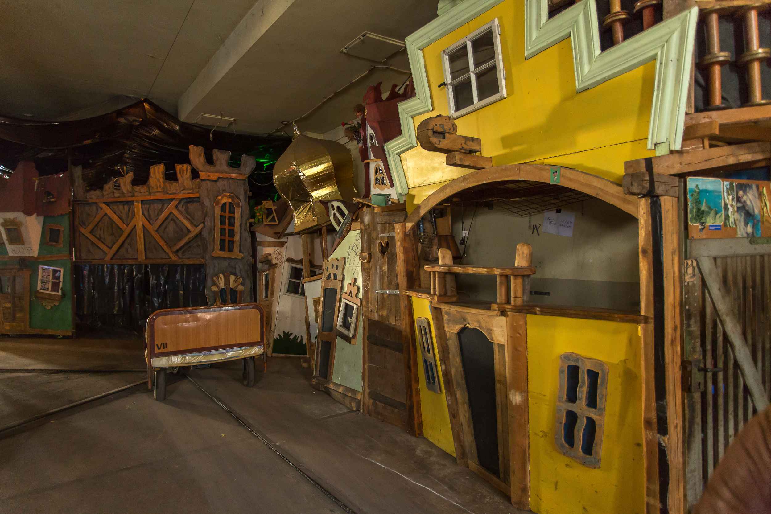 Bimbotown wirkt mitunter wie eine Geisterbahn auf Drogen.