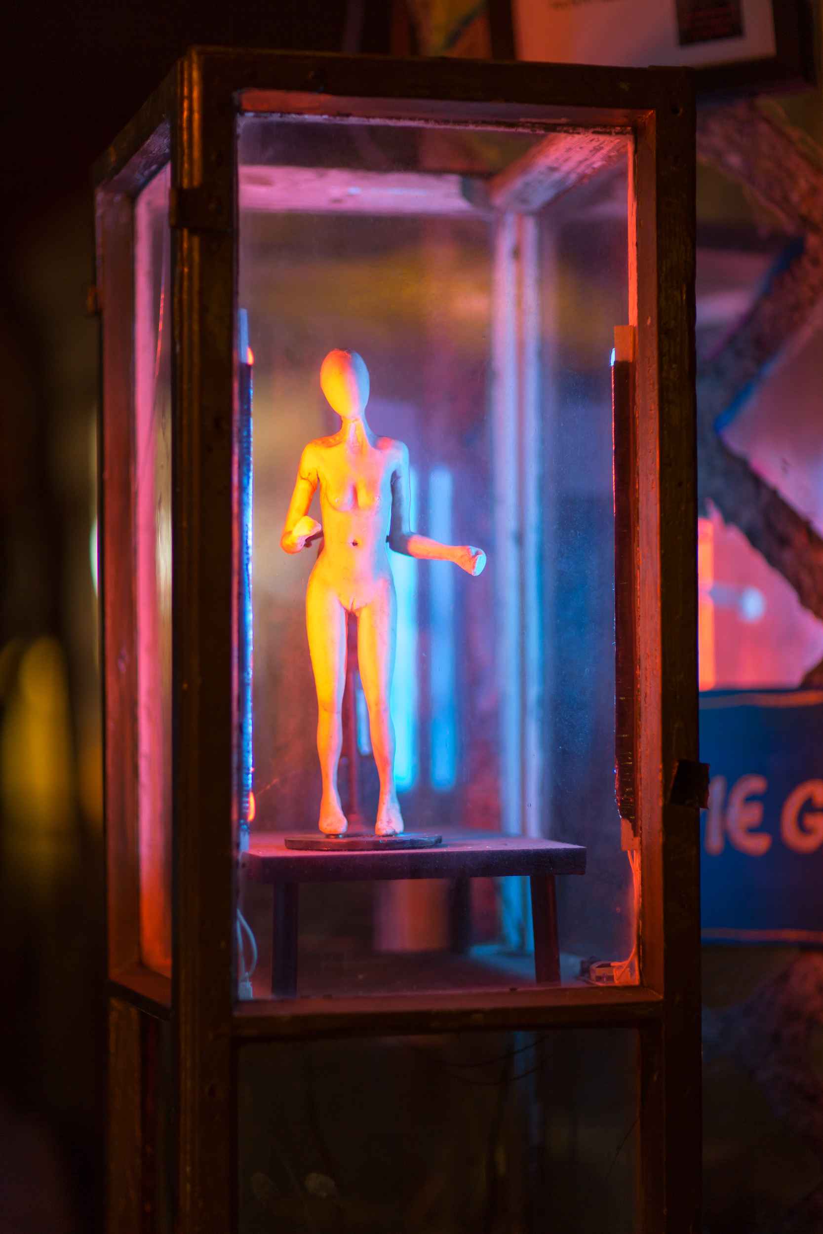 Eine kleine Figur in einem Glaskasten.