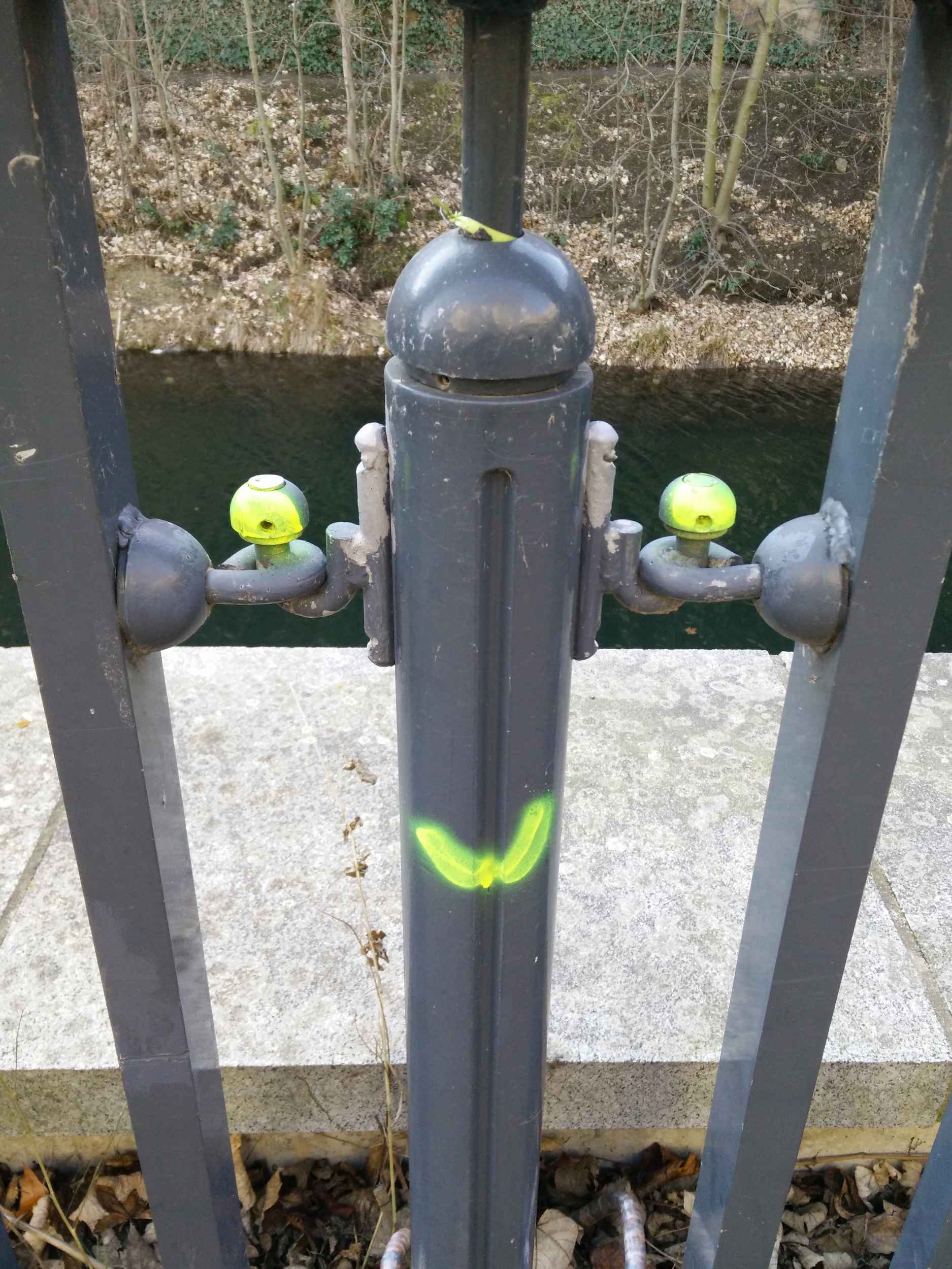 Ein besprühtes Geländer am Karl-Heine-Kanal in Leipzig Lindenau. 