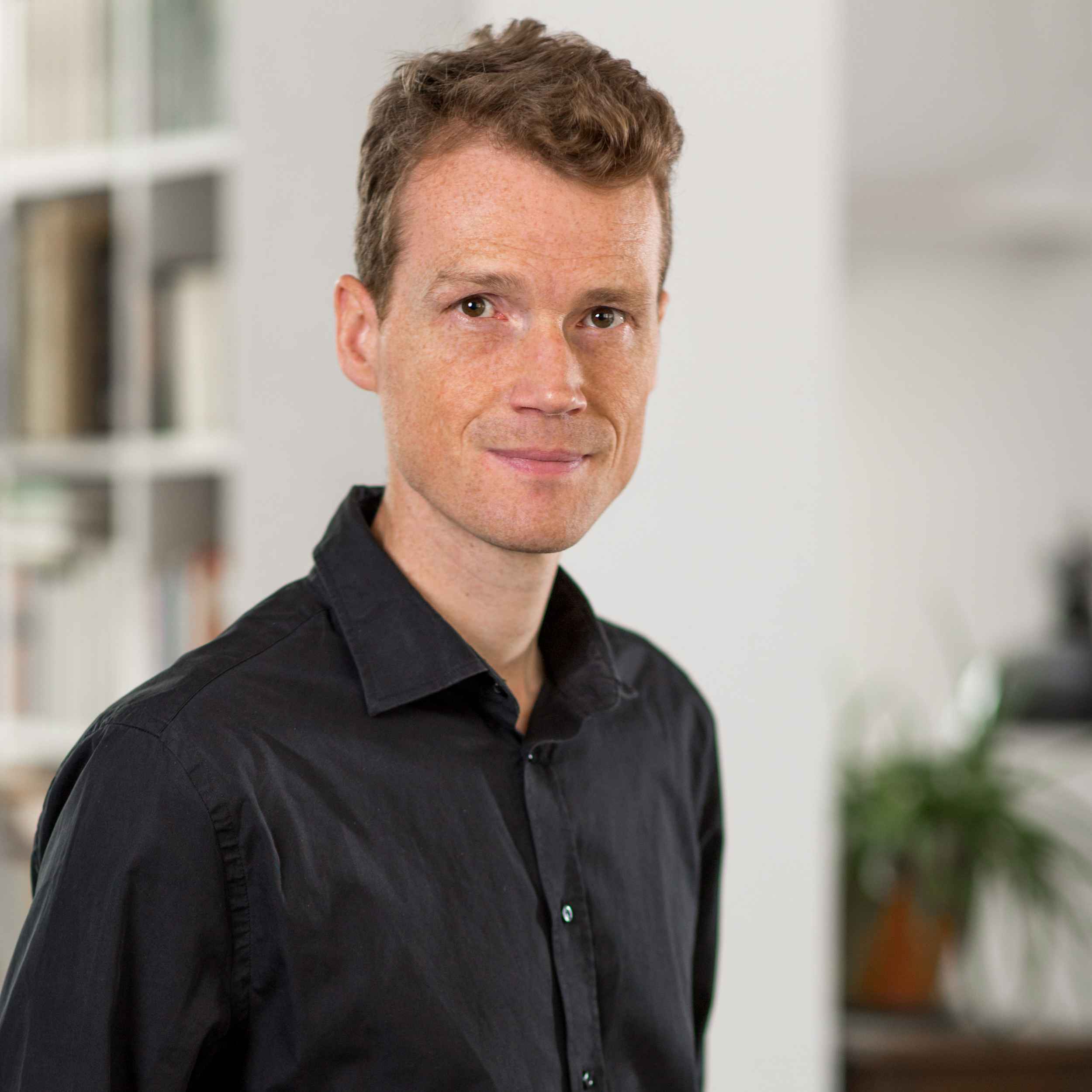 Portraitaufnahme von Sascha Nau.